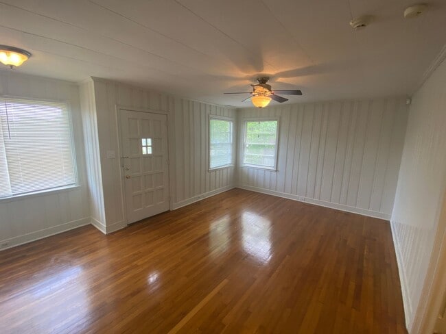 Building Photo - Adorable Old West Durham Home / Fenced Bac...