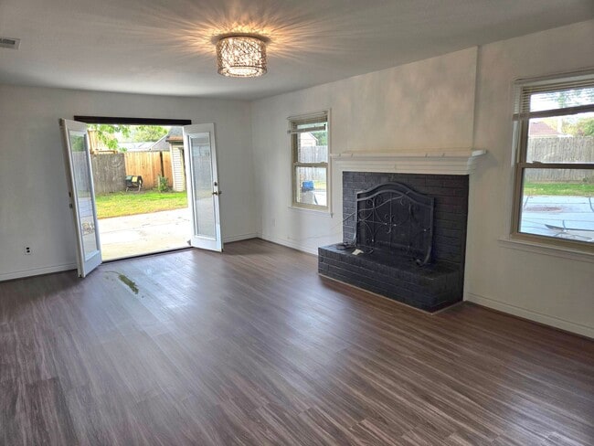 Building Photo - Spacious Five Bedroom