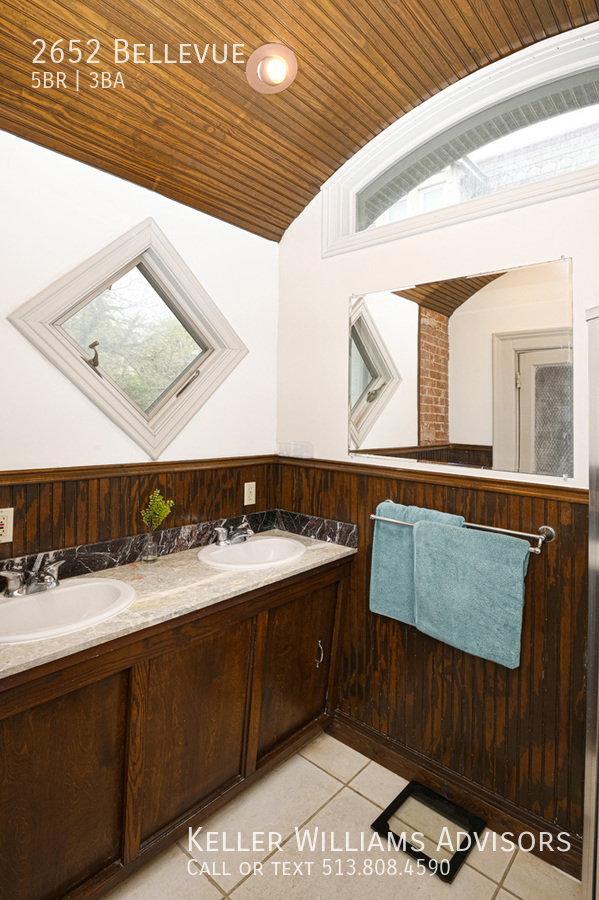 Building Photo - 2652 Bellevue-
