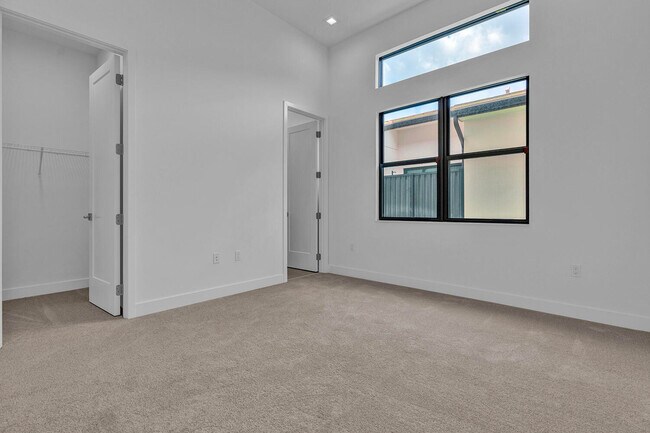 Building Photo - 9523 Riverside Pk Dr