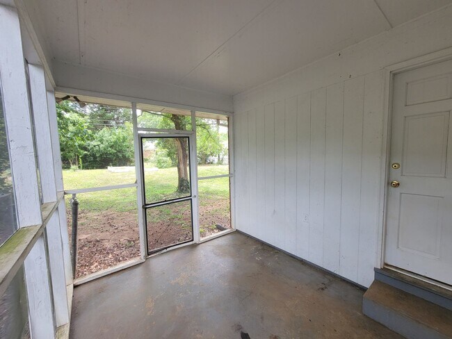Building Photo - 3 Bedroom 2 Bathroom House