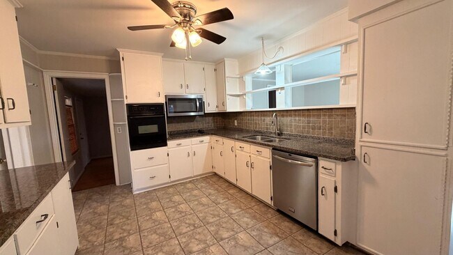 Building Photo - AVAILABLE NOW!