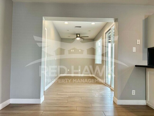 Building Photo - 909 W 17th Pl