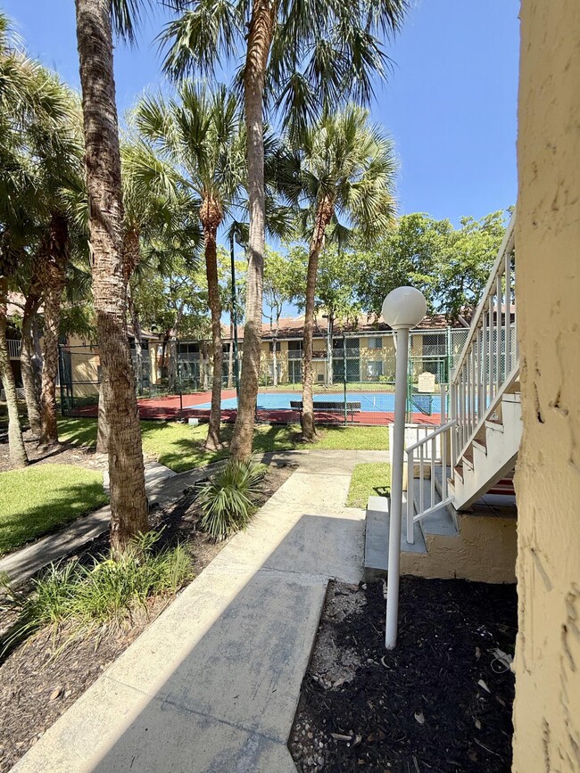 Building Photo - 968 Coral Club Dr