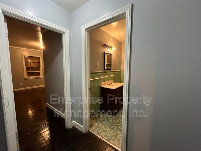 Building Photo - 1848 Woodburn Dr
