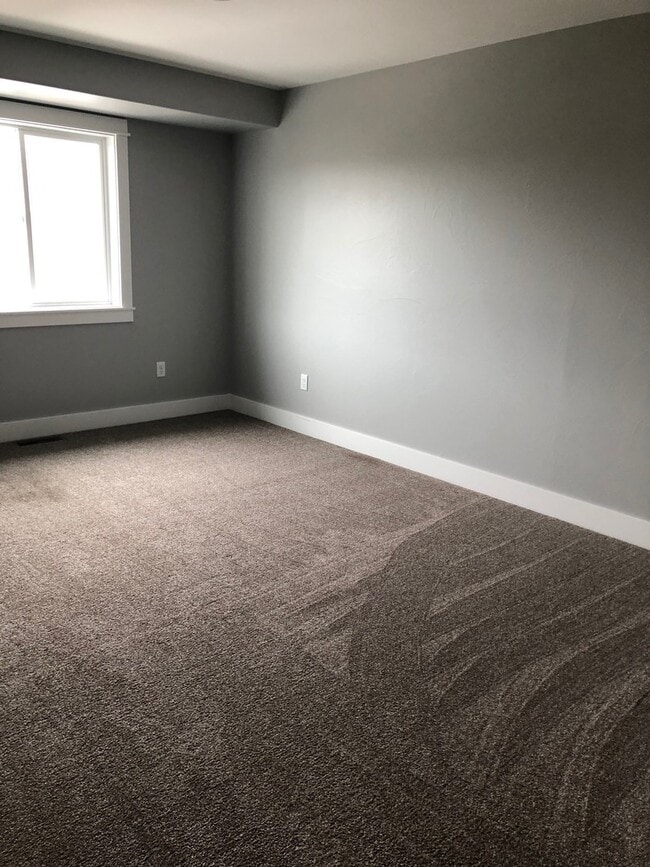 Building Photo - 3 Bedroom, 2 1/2 Bathroom Townhouse -2 weeks free rent with 1-year lease-