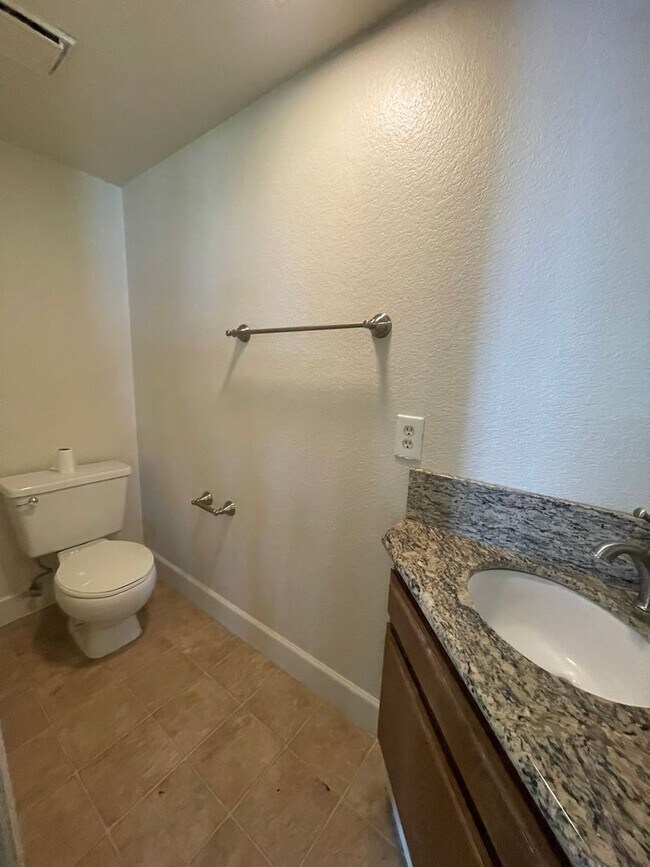 Building Photo - 3 Bedroom 2.5 Bath Home with Huge Covered Patio in Backyard!