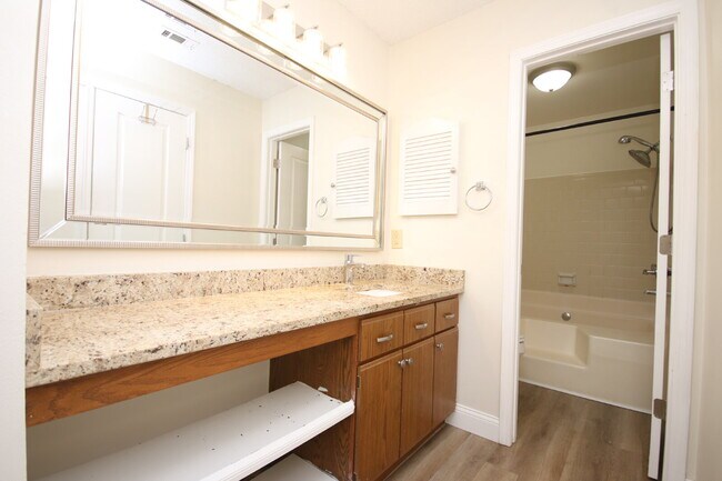 Building Photo - Charming Renovated 3/2 Cottage with Granit...