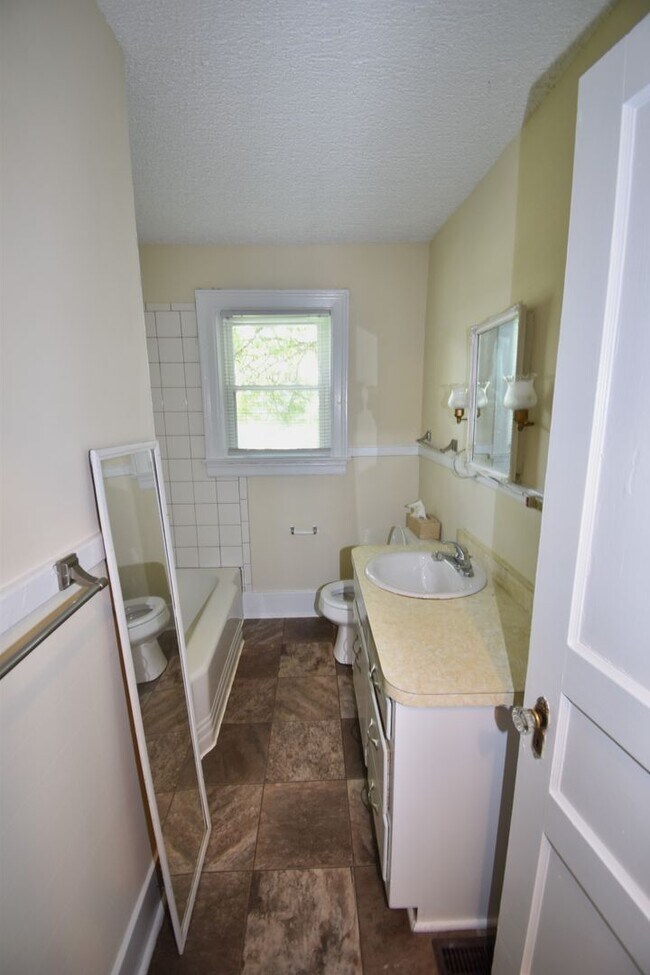 Building Photo - Large 2 Bedroom Home For Rent Near Madison Street!