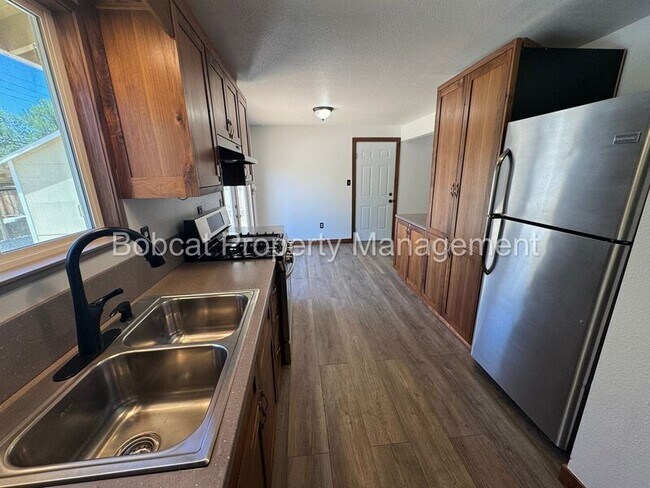 Building Photo - 700 Cottonwood Dr