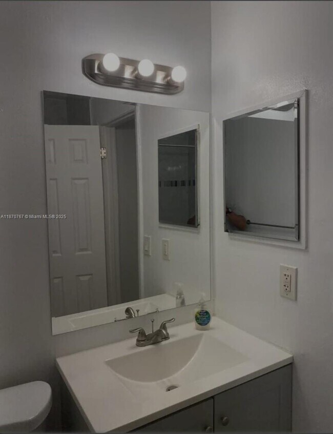 Building Photo - 853 SW 9th Ct