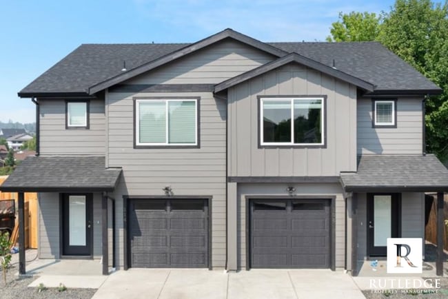 Building Photo - Gorgeous! 3 Bedroom 2.5 Bath Townhome in E...