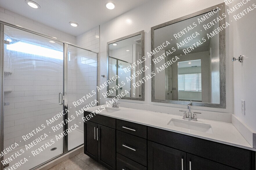 Building Photo - 9718 E Tahoe Ave