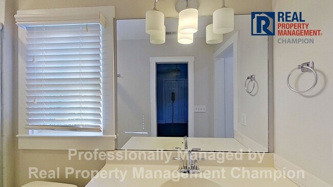 Building Photo - Updated 3 BD/2BA Home w/Spacious Rooms and...