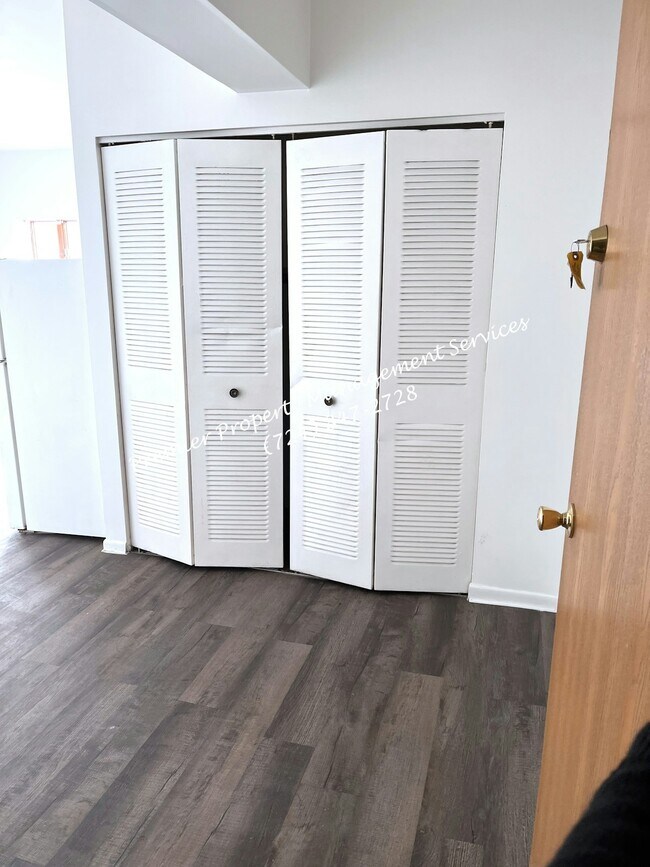 Building Photo - 518 W Cunningham St