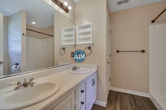 Building Photo - Beautiful 3 Bed 2 Bath Home located in his...