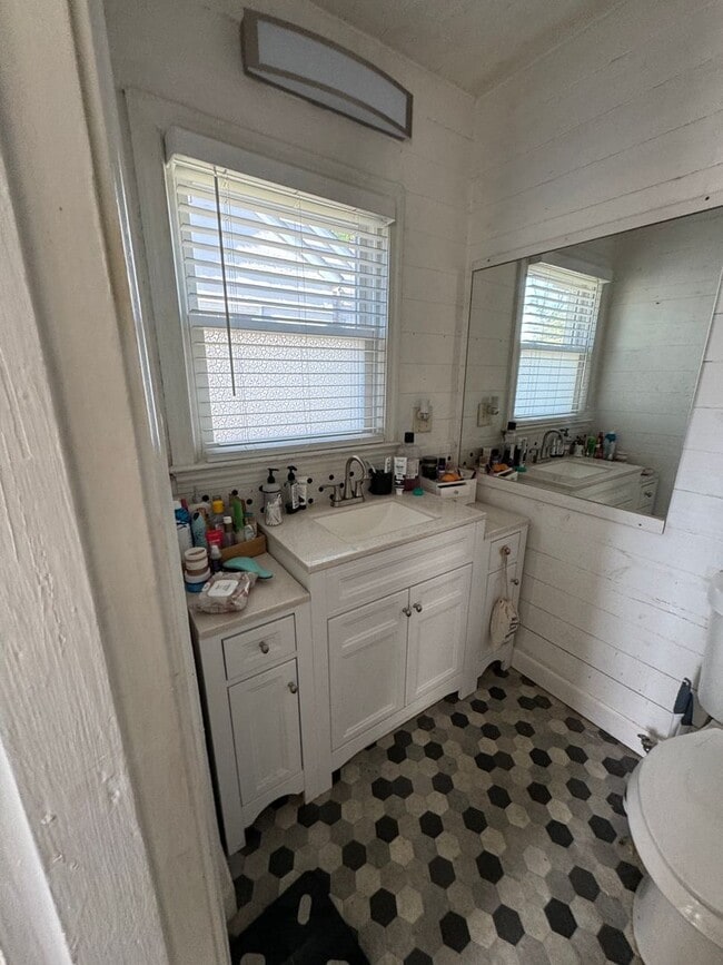 Building Photo - Historic 3 bedroom Home in downtown Clarks...