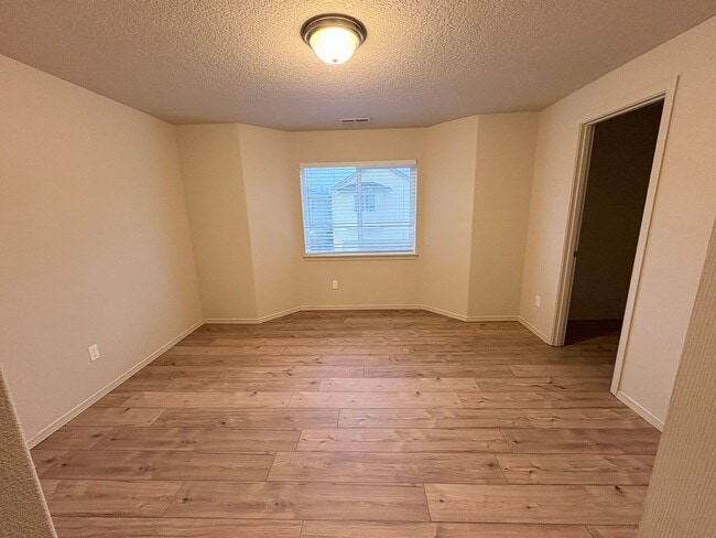 Building Photo - ONE MONTH FREE OF RENT!! Well Maintained, High Ceilings, Bonus Room, Great Location!