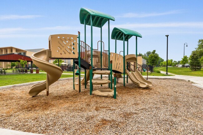 Building Photo - Beautiful 3-Bedroom Townhome with Park Views- Available July 25th!