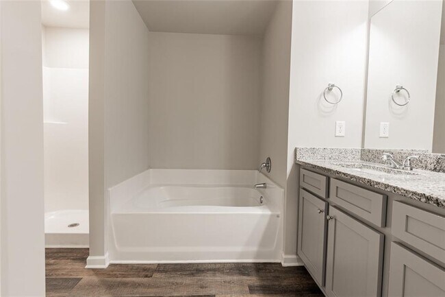 Building Photo - 9220 Golfview Cir