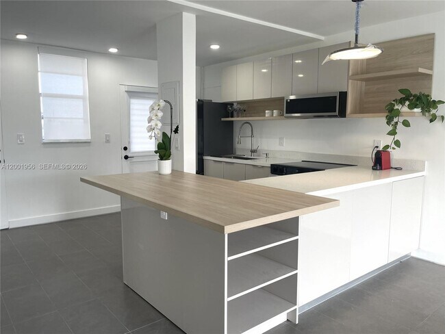 Building Photo - 2861 Leonard Dr