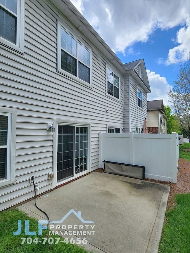 Building Photo - Beautiful 2 Story Condo in the Ballantyne Area of Charlotte!