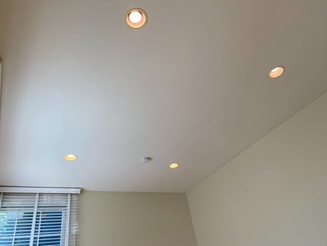 Building Photo - Bright, Corner Studio! Laundry On-Site! HARDWOOD! High Ceilings!