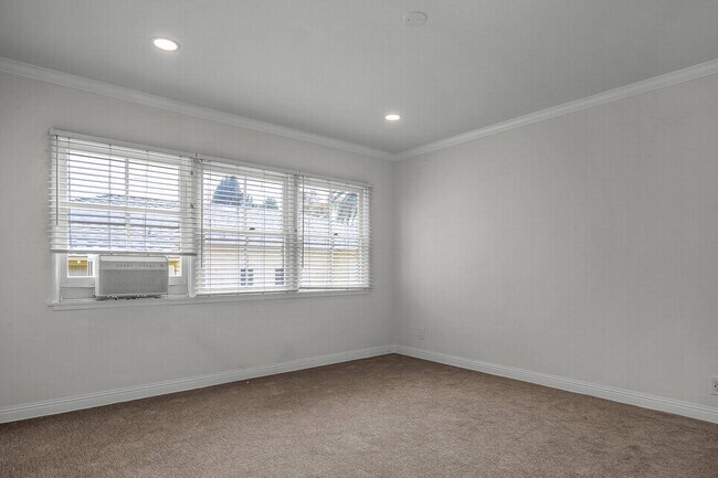 Building Photo - Incredible unit in A+ Location