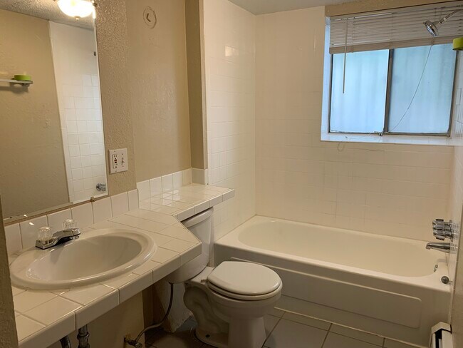 Building Photo - 1148 N Washington St