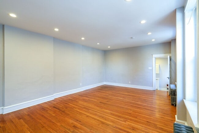 Building Photo - Amazing 1st fl Apt with private entrance and w/d