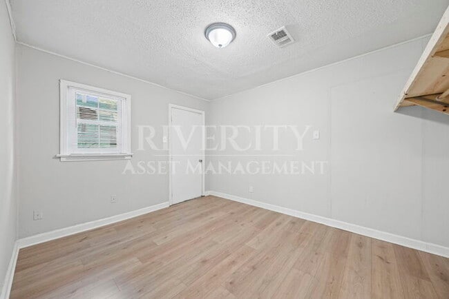 Building Photo - 1646 Harmen St