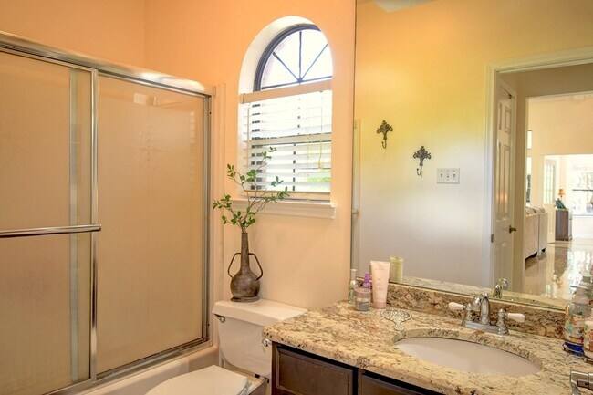 Building Photo - 719 Oak Hollow Dr