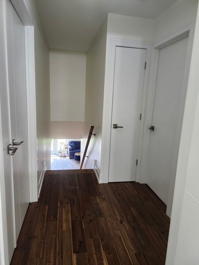 Building Photo - 301 Oakbrook Ct