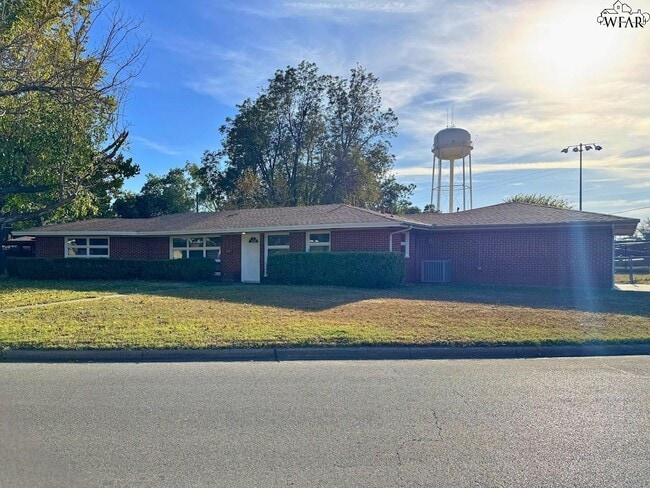 Building Photo - 703 Pecan St