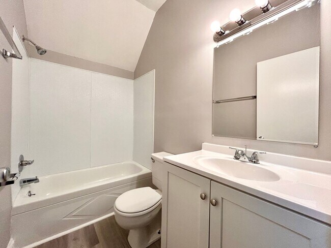 Building Photo - 1461 Leahy St