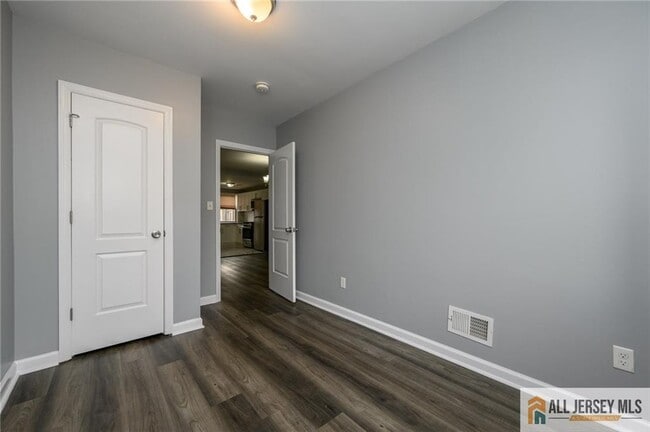 Building Photo - 305 Pershing Ave