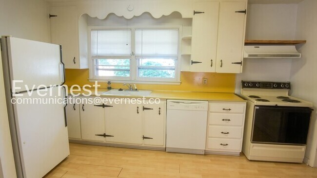 Building Photo - 2 Bed, 1 Bath Home with Fenced Yard / Available Soon!