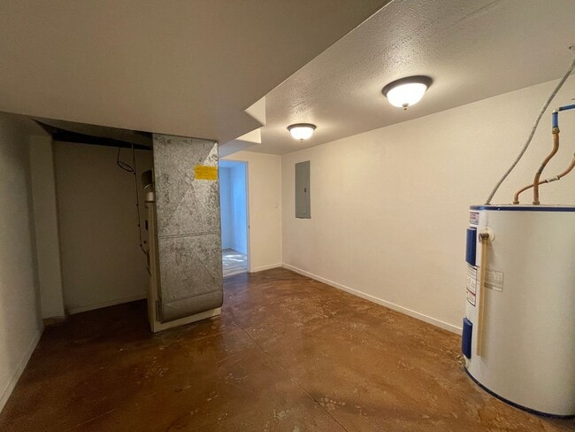 Building Photo - 4 Bedroom Shadle Rancher