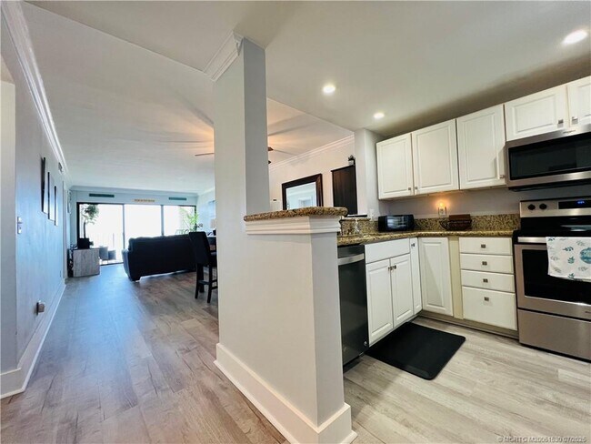 Building Photo - 10102 S Ocean Dr