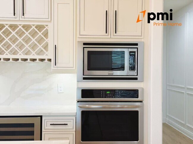 Building Photo - "Spacious Elegance Awaits: 5-Bedroom Home with 3.5 Baths in Winter Garden"