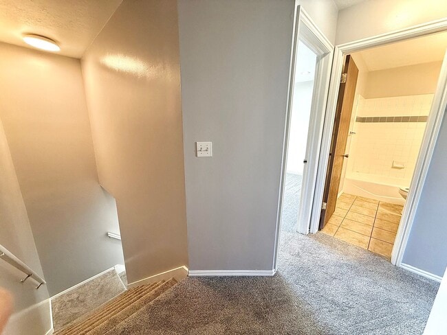 Building Photo - 3 Bedroom Layton Townhome Available Now