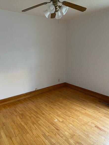 Bedroom/Main - 1321 Baker St