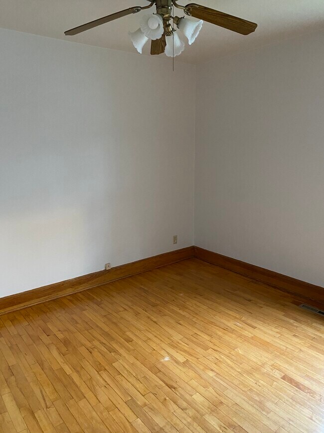 Bedroom/Main - 1321 Baker St