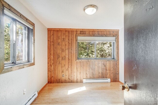 Building Photo - Cabin in the woods!  Fenced Yard!  Year le...