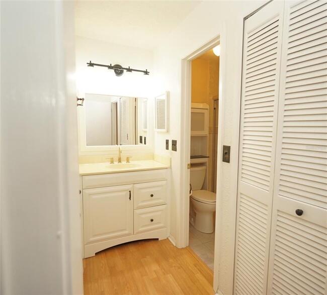 Building Photo - 6805 S Sheridan Rd