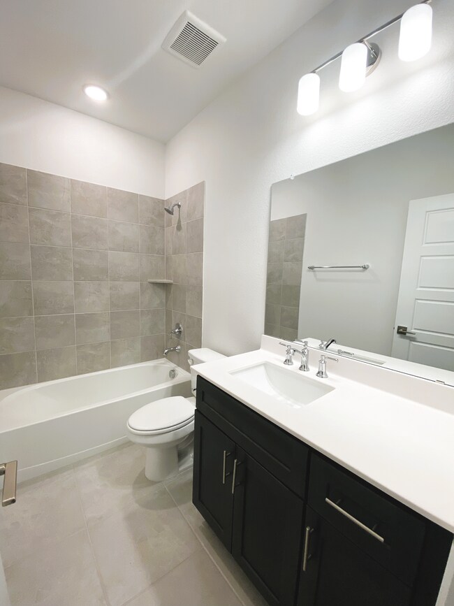 Guest Room Full Bath on 1st fl - 621 Hummingbird Dr
