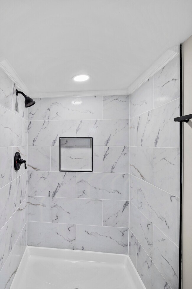 Building Photo - 139 N Lakewood Ave