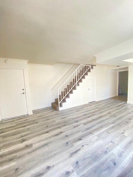 Building Photo - 13012 Riverside Dr