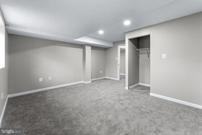 Building Photo - 5285 Stowe Ln