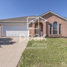 Building Photo - 4 Bedroom/2 Bathroom HOME FOR LEASE! Just ...